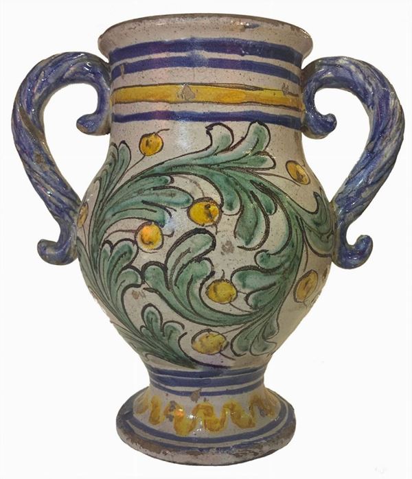 Brocca con manici e decori e larghe foglie verdi su fondo bianco in maiolica di Caltagirone