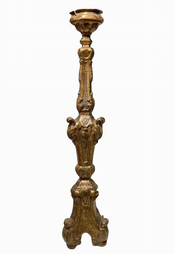 Candle stand in gilded wood, eighteenth century. H Cm 140