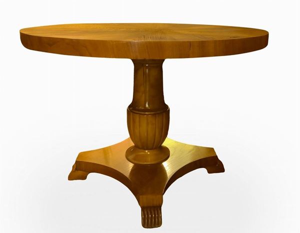 Biedermeier round table extendable, 20th century. Four-spokes base and lion foot. H 65 cm, diameter 90 cm.