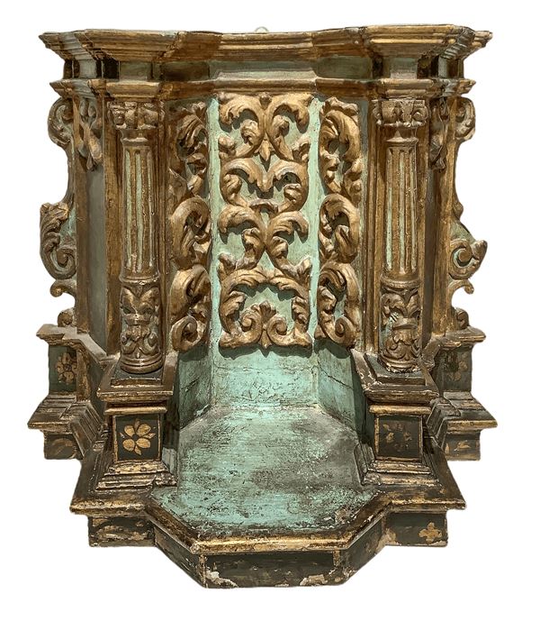 lacquered and gilded wooden Aedicula, seventeenth century. H 66 cm width 67 cm depth 35 cm