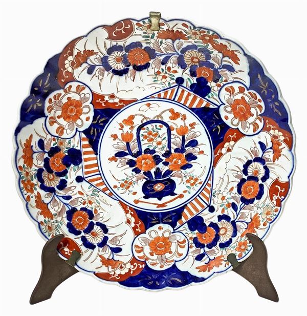 Piatto in porcellana Imari, XVIII secolo. Diametro cm 41