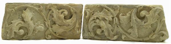 Coppia di frammenti in pietra bianca di Noto, XVIII Secolo. H cm 21 X 45 X 10, H cm 21 X 50 X 15