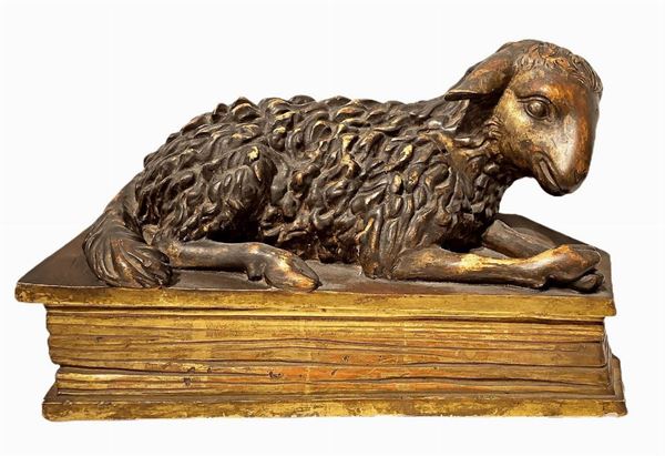 Scultura Agnus Dei in legno, XVII secolo. H cm 28. Cm 45.