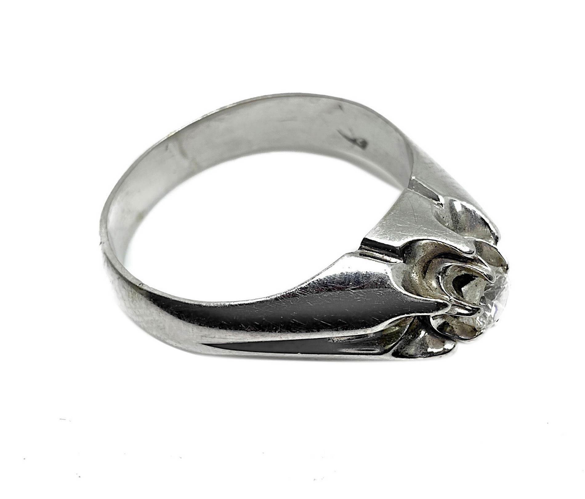 Anello in oro bianco con solitario