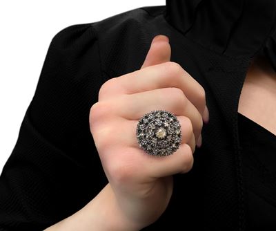 Anello a cuspide in argento e brillanti, lavorazione in stile antico