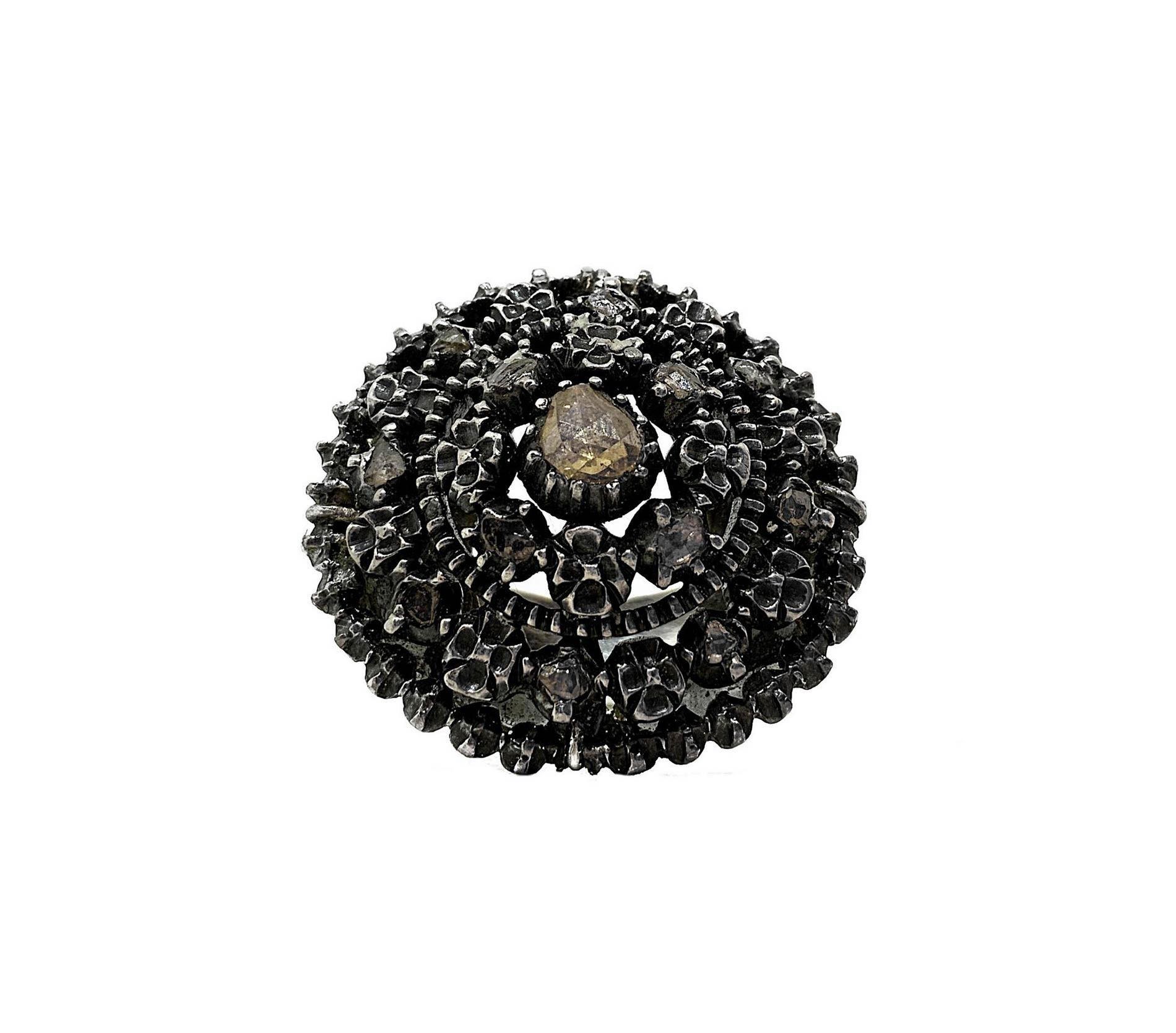 Anello a Cuspide in Argento e Brillanti