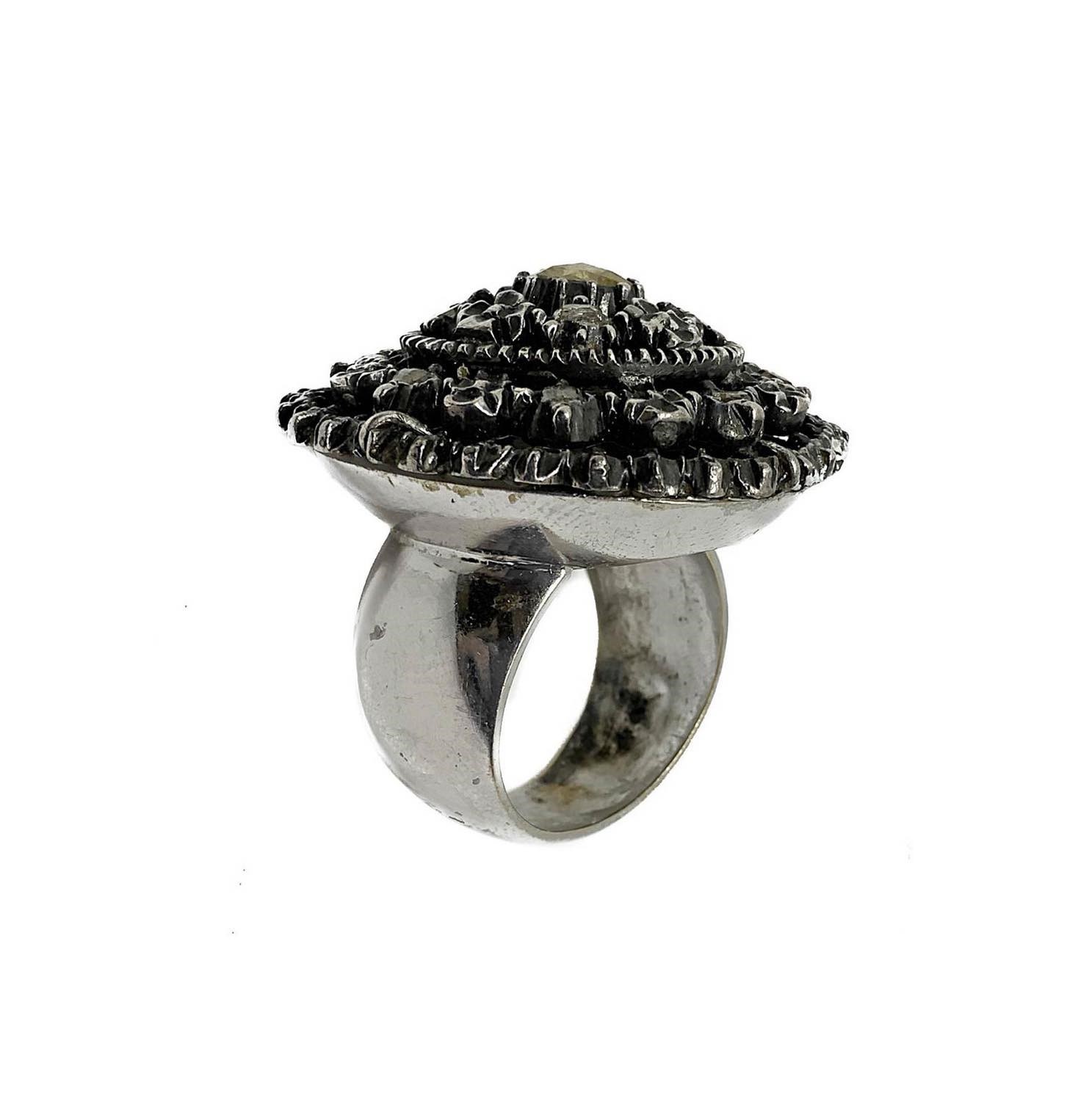 Anello a Cuspide in Argento e Brillanti
