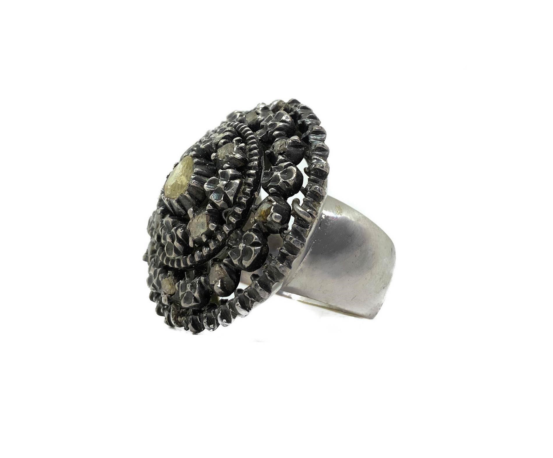 Anello a Cuspide in Argento e Brillanti