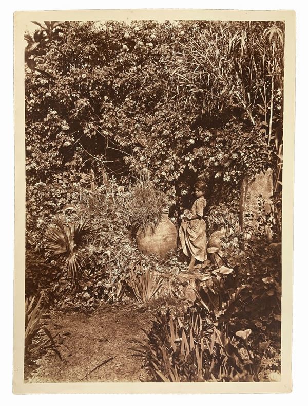 Wilhelm von Gloeden (1856-1931), stampa fotografica vintage su carta salata raffigurante “Bimba con giara nel giardino di casa Gloeden”, c 1900. Numerata “212” e timbrata sul retro. Cm 39x29,5. Lievi macchie di foxing al verso

"Wilhelm Von Gloeden fu un fotografo di origine tedesca che passò parte della sua vita in Sicilia, nello specifico a Taormina, città che scelse come seconda casa. Furono i problemi di salute giovanili a portarlo nella penisola. Nello specifico la scelta di Taormina è le