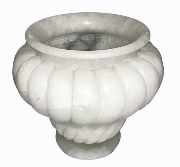 Produzione Francese. Anni '20. Cachepot in alabastro bianco piede lenticolare, costolatura lungo il corpo centrale, segni di uso.   H cm 35, diametro ... 