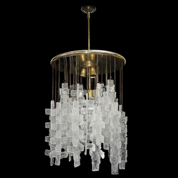 Lampadario in vetro, Murano, nello stile di A.D.Mazzega, anni '70. Con elementi in vetro pulegoso di forma geometrica, struttura in ottone lucido. ... 