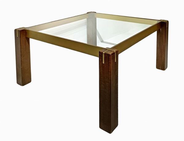 Low skipper design coffee table Renato polydy, wooden feet and glass on the floor. 78x78 cm