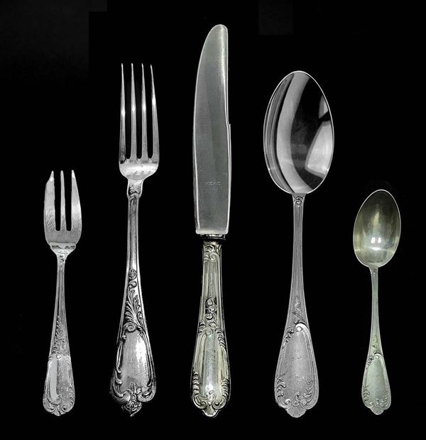Silver cutlery service with florished decoration. Composed of 12 forks (500 gr), 11 tablespoons (500 gr), 12 knives, 12 sweet forks ...