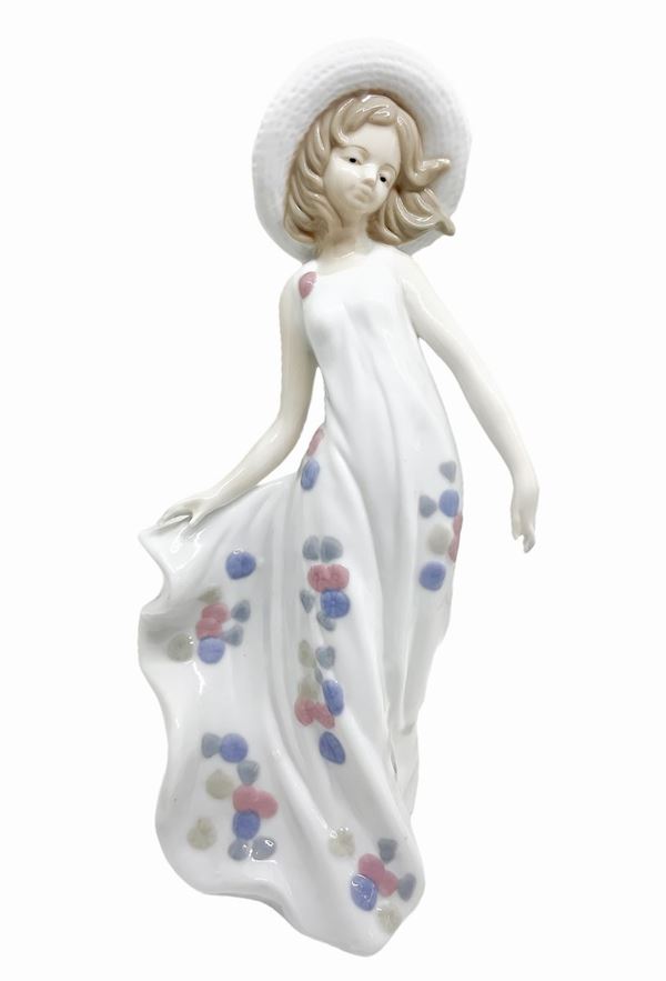 Royal Class Porcellain - Little woman with hat