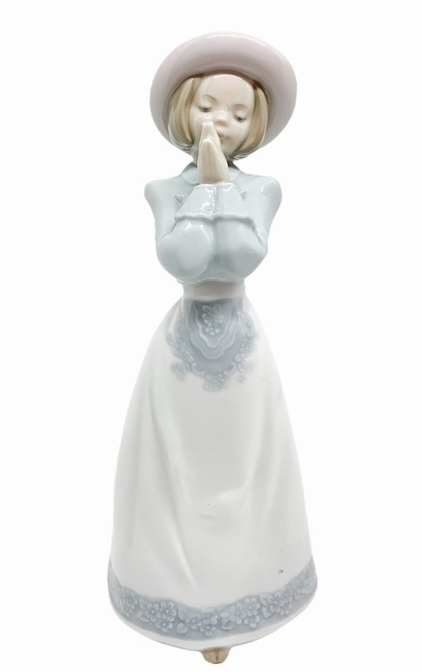 Nao by Llandr&#242; - Donnina con vestito bianco a balze azzurre