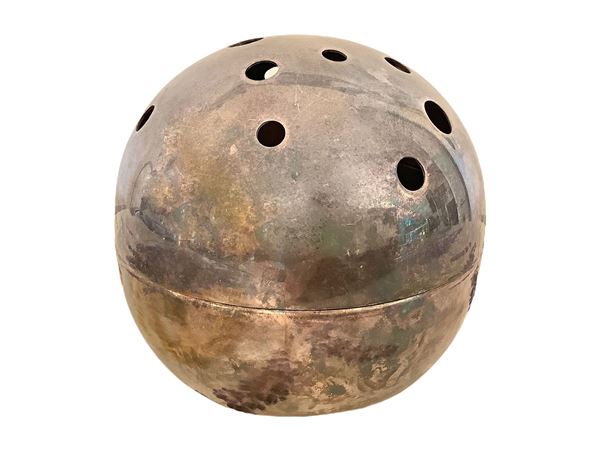 Gio Ponti per Christofle Gallia - Modello Mars, vaso in ottone argentato di forma sferica.