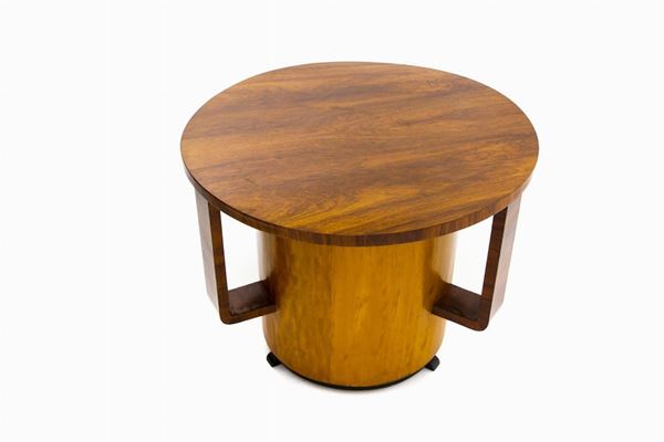 Round coffee table