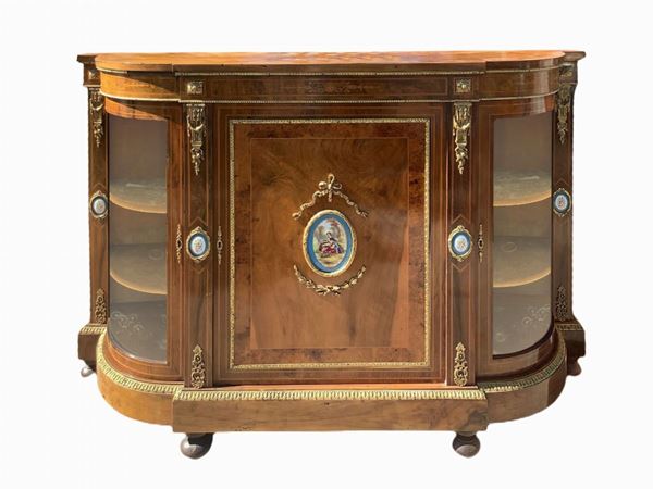 Etagere with rounded glass corners and central door