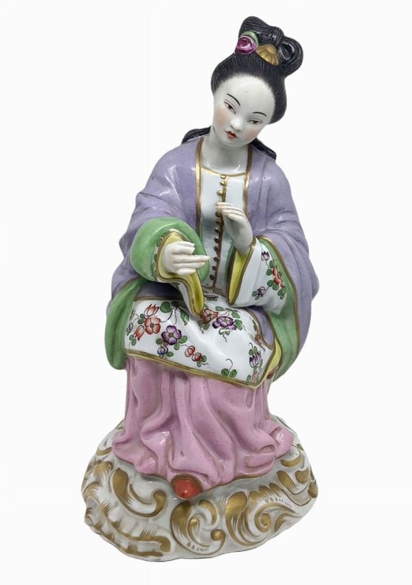 Porcellana raffigurante donna cinese 