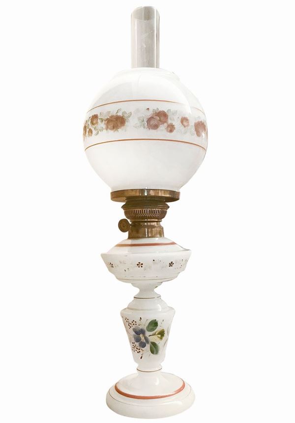 Lume a petrolio in opaline bianco