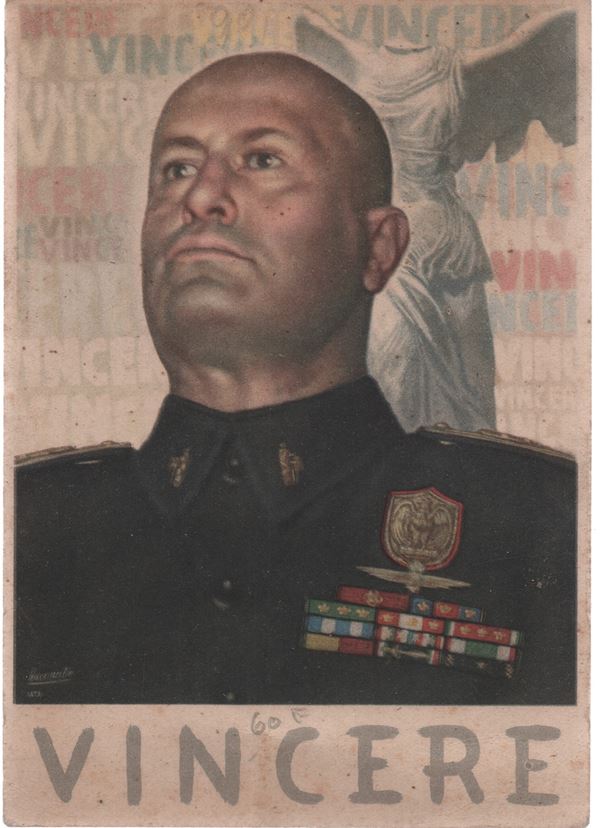 Cartolina di propaganda fascista con Mussolini in uniforme
