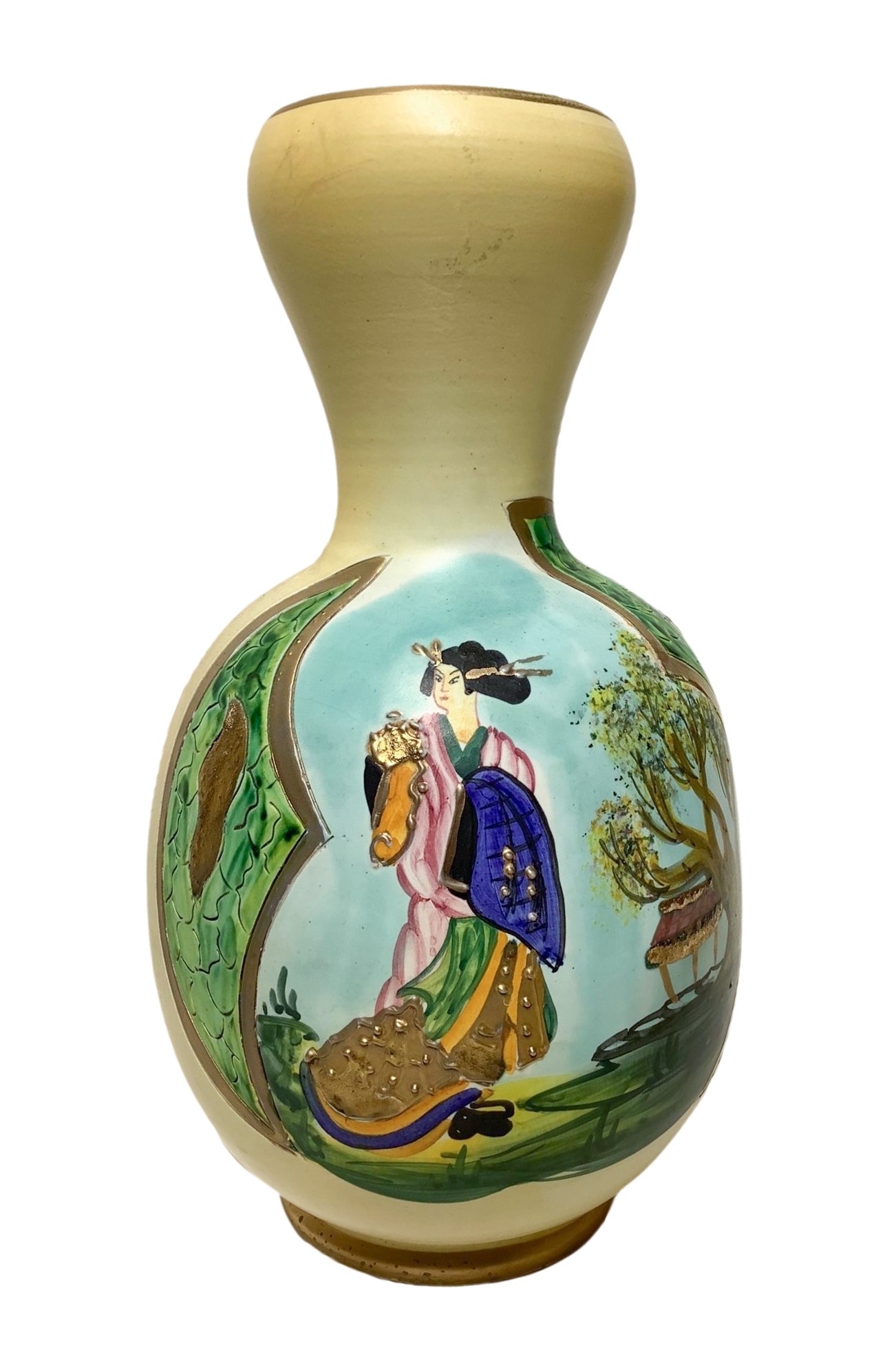 Coppia di vasi dipinti con scene di genere cinesi, inserti in oro su base beije.