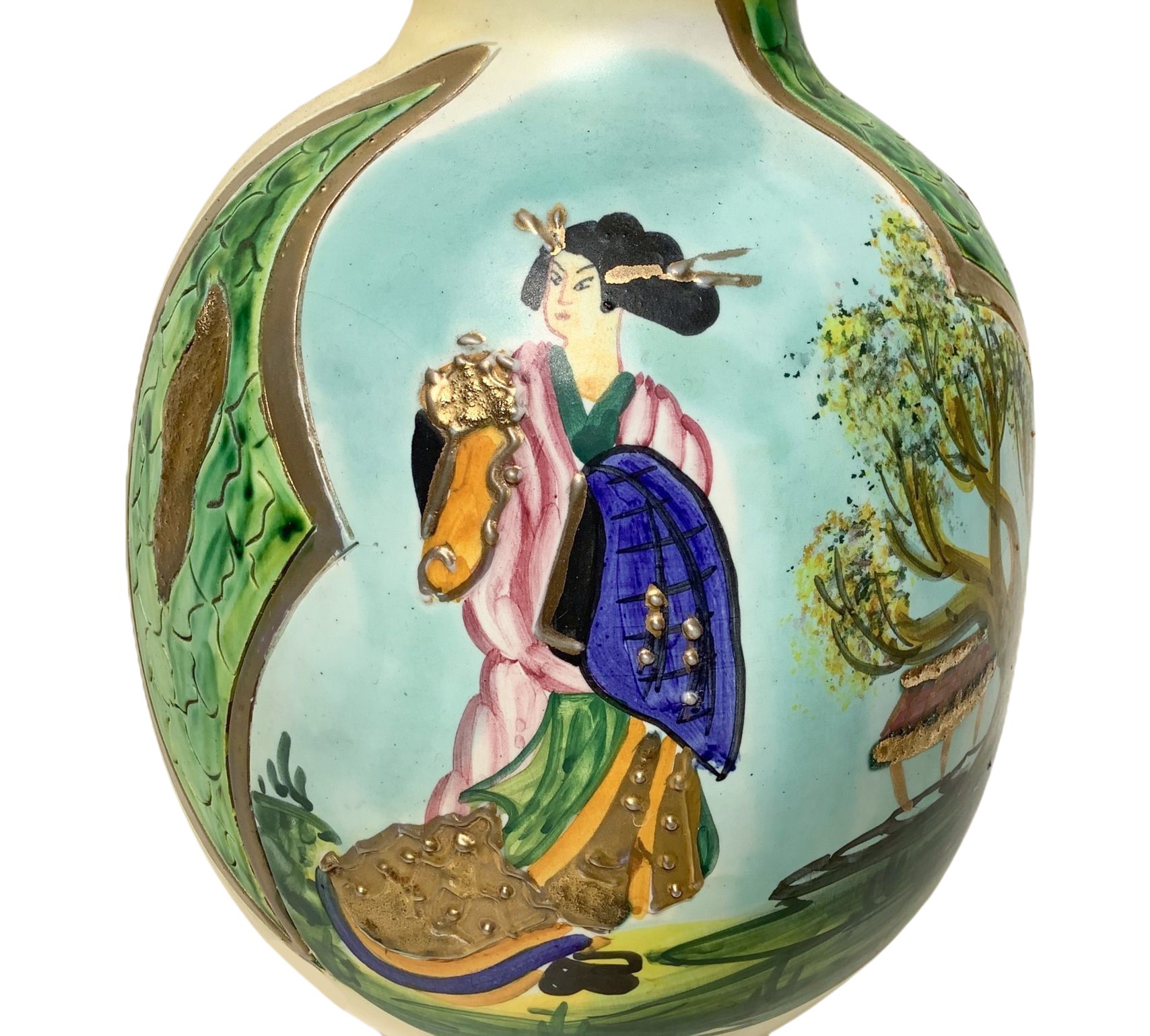 Coppia di vasi dipinti con scene di genere cinesi, inserti in oro su base beije.