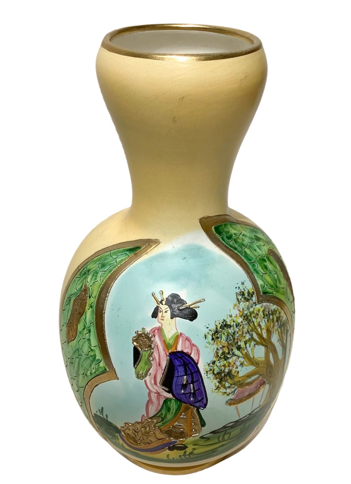 Coppia di vasi dipinti con scene di genere cinesi, inserti in oro su base beije.