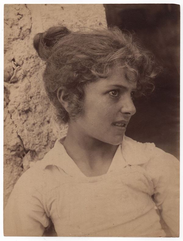 Wilhelm Von Gloeden - Volto di ragazza siciliana con capelli raccolti