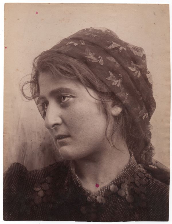Giovane donna siciliana con fazzoletto in testa