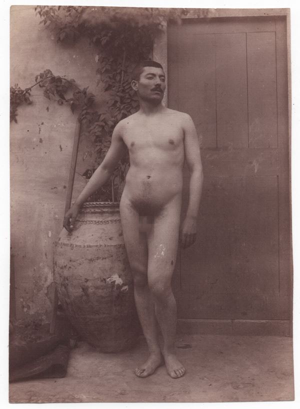 Wilhelm Von Gloeden - Uomo nudo vicino a una giara