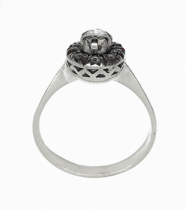 rosette ring in white gold with diamond in the center and around of glitter. Gr 3.3.
