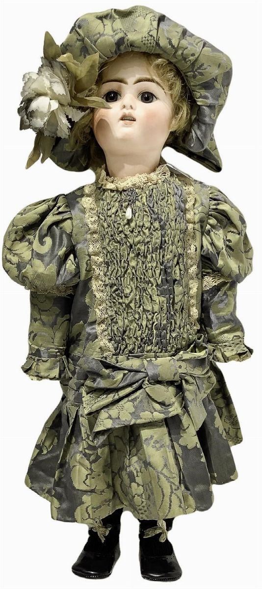 Doll in biscuit porcelain and body in composite material, gray suit with green floral decorations, real blond hair, eyes, 7 teeth, French type stiff limbs, black shoes, signature C.14 deposed, 1891, provenance Paris, h 71 cm