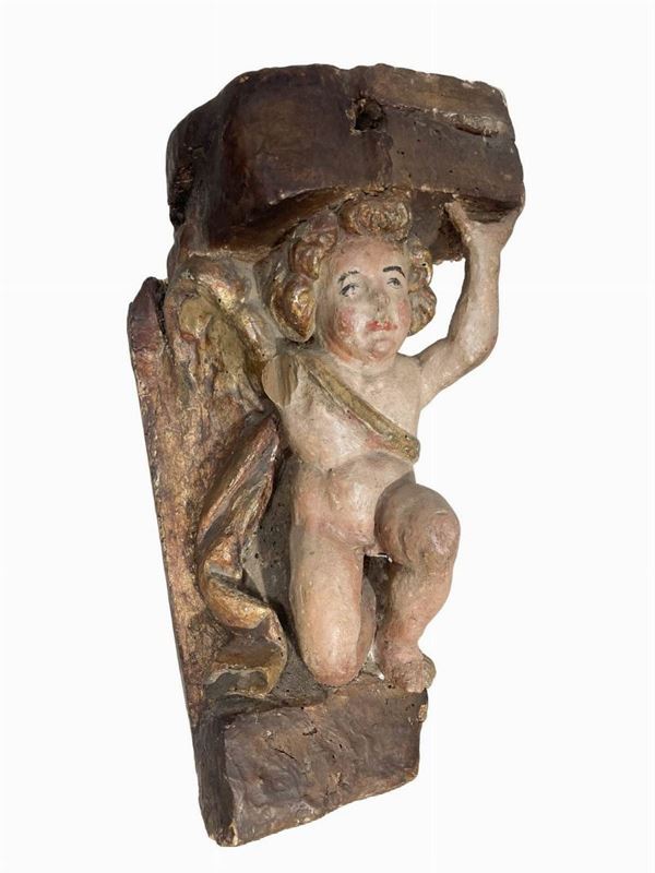 Frammento ligneo policromo e dorato raffigurante putto barocco, produzione Sicilia, XVII secolo. H cm 42. Larghezza cm 20