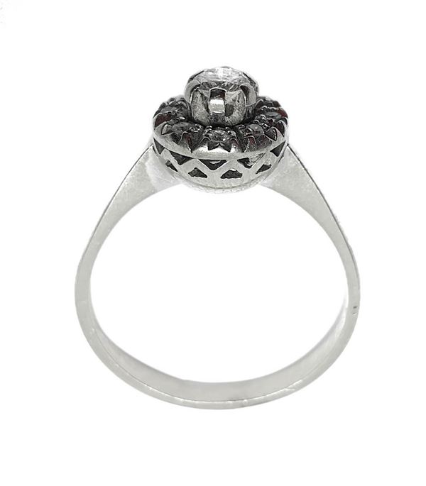 Ring in white gold with diamond in the center and of Diamonds. Gr 3.3