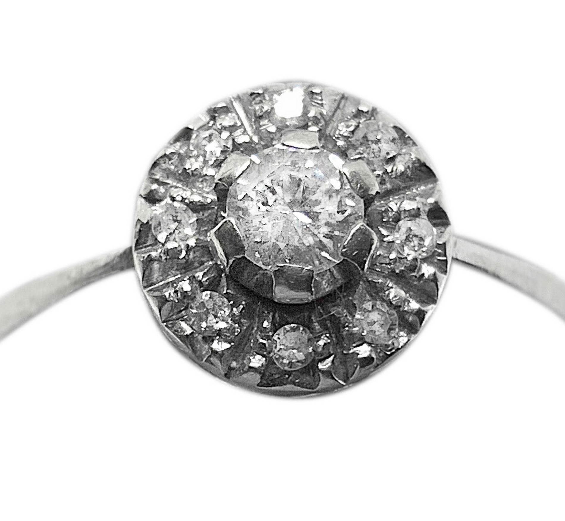 Anello a rosetta in oro bianco