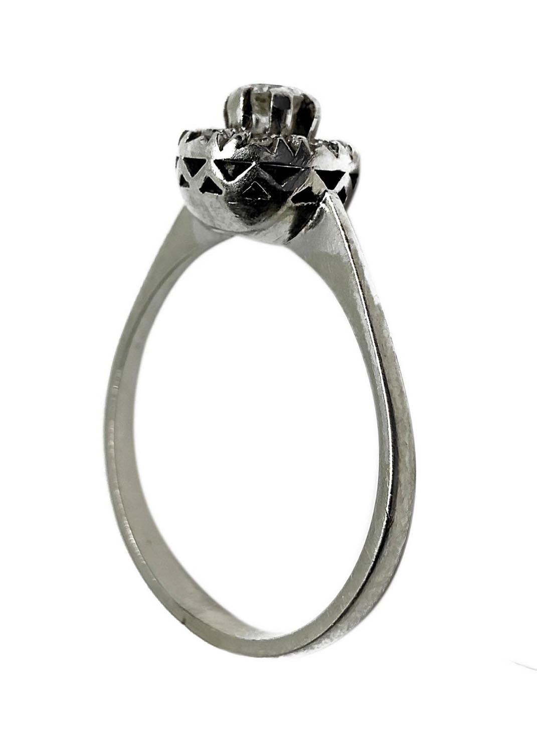 Anello a rosetta in oro bianco