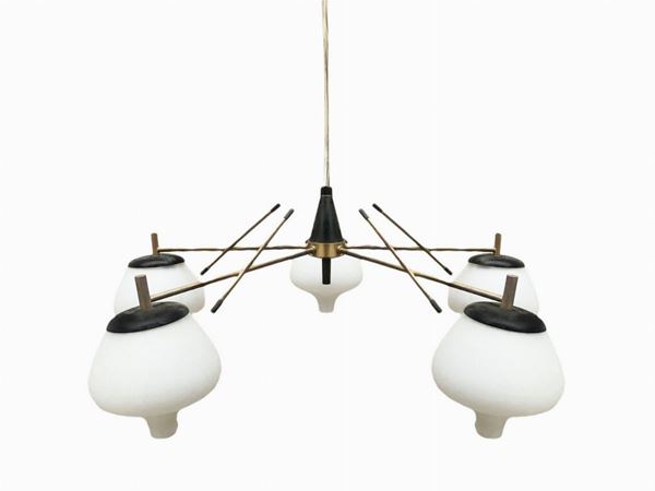 Produzione Stilnovo Milano. Lampada a sospensione struttura in ottone dorato e zapponato, diffusori in vetro bianco satinato triplex opal. Minime ... 