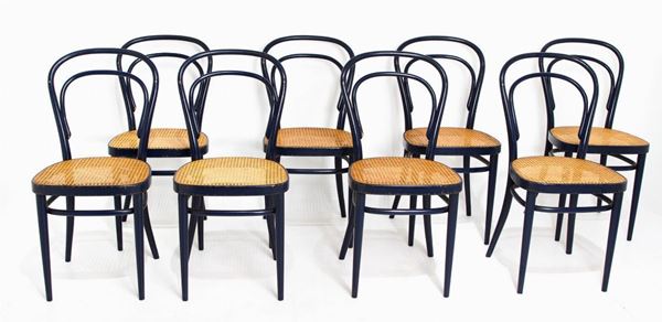 Thonet - 8 sedie Thonet, modello214, etichetta della manifattura. In faggio curvato a vapore e seduta in paglia di Vienna, colore blu scuro. 

H cm 84x36x41