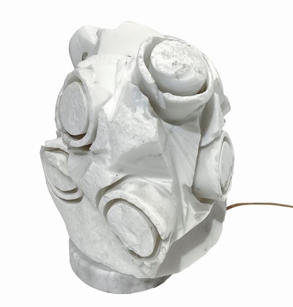 Sculpture table lamp in resin in shades of white