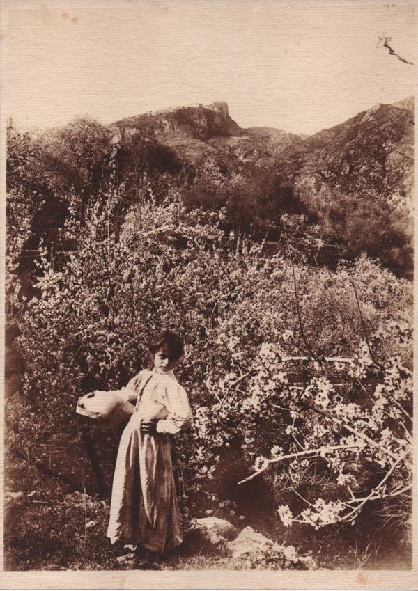 Wilhelm Von Gloeden - Bambina con paesaggio di Taormina sullo sfondo