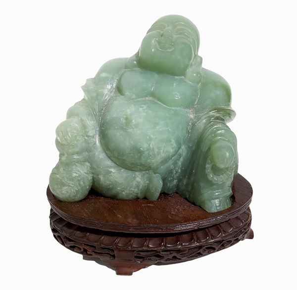 Buddha in giada verde con base in legno