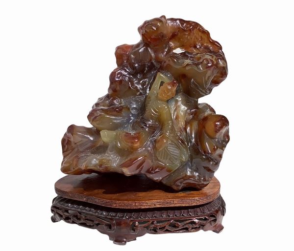 Scultura in corniola con figura nella parte centrale