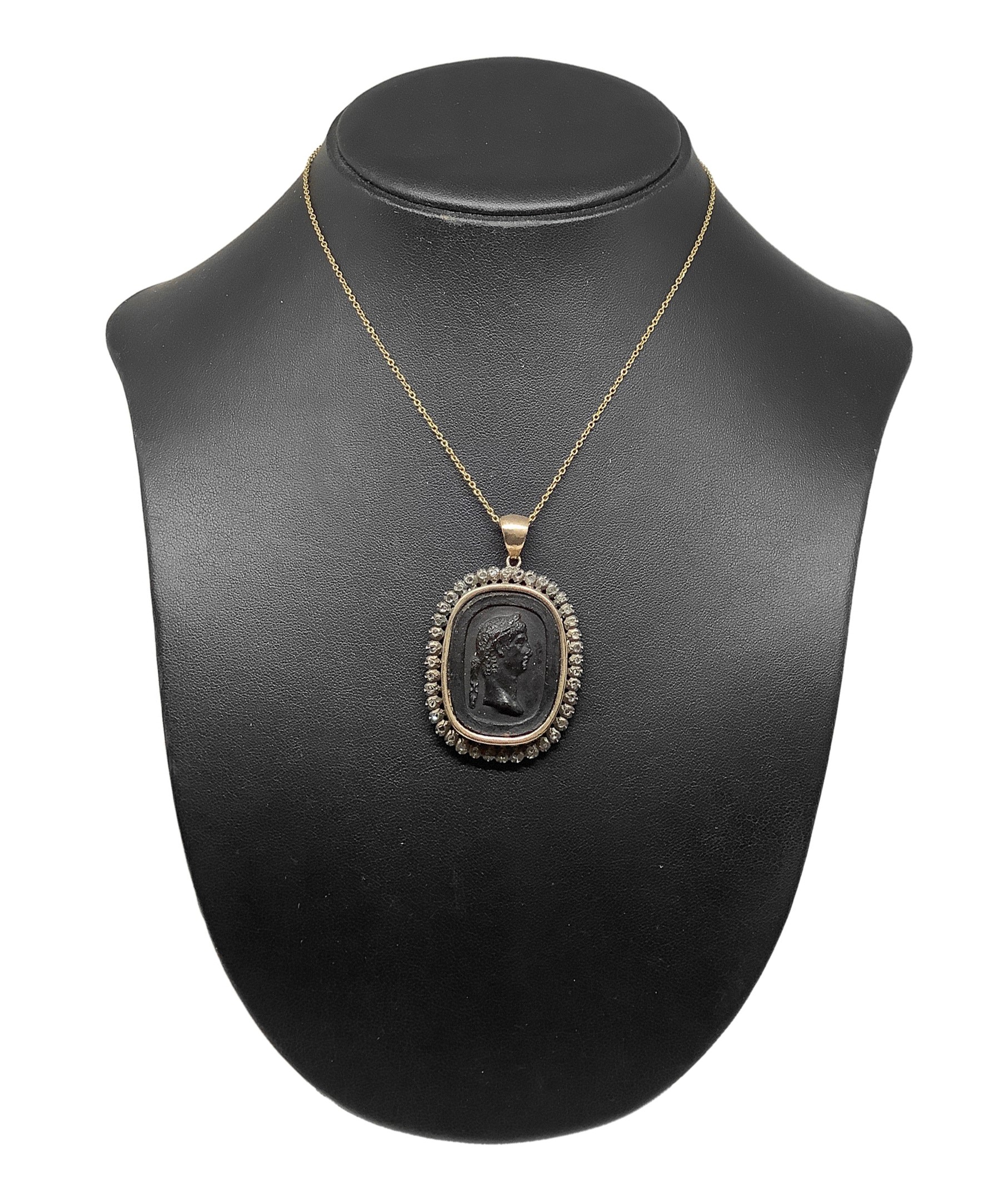 Collana con medaglione in pasta di vetro