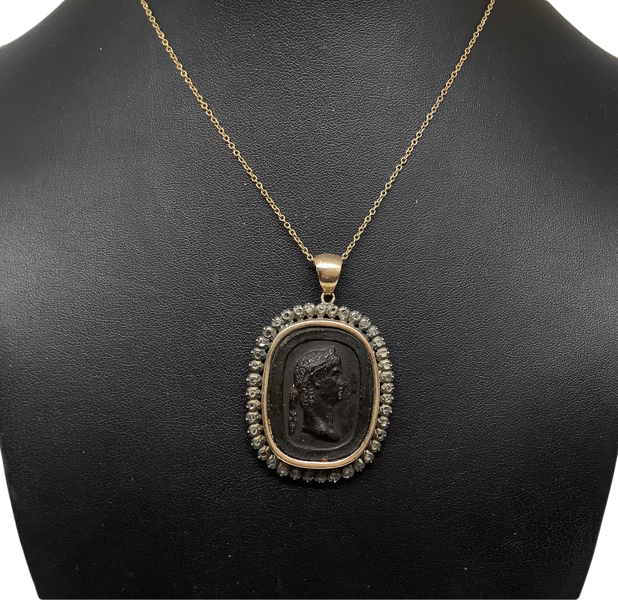 Collana con medaglione in pasta di vetro