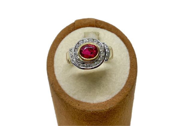 Ring in yellow and white gold, central ruby and crown of diamonds