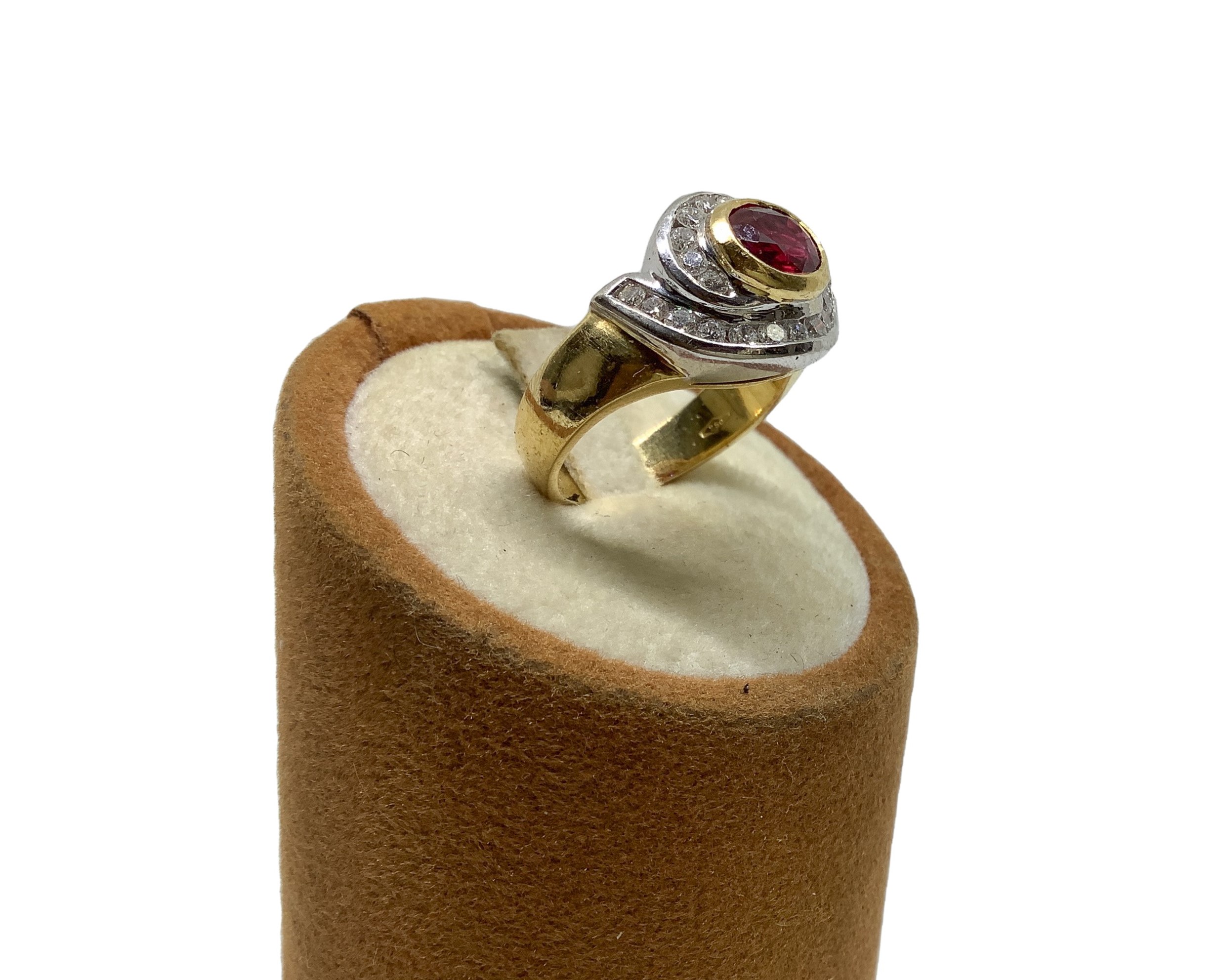 Anello in Oro Giallo e Bianco, Centrale di Rubino e Corona di Brillanti