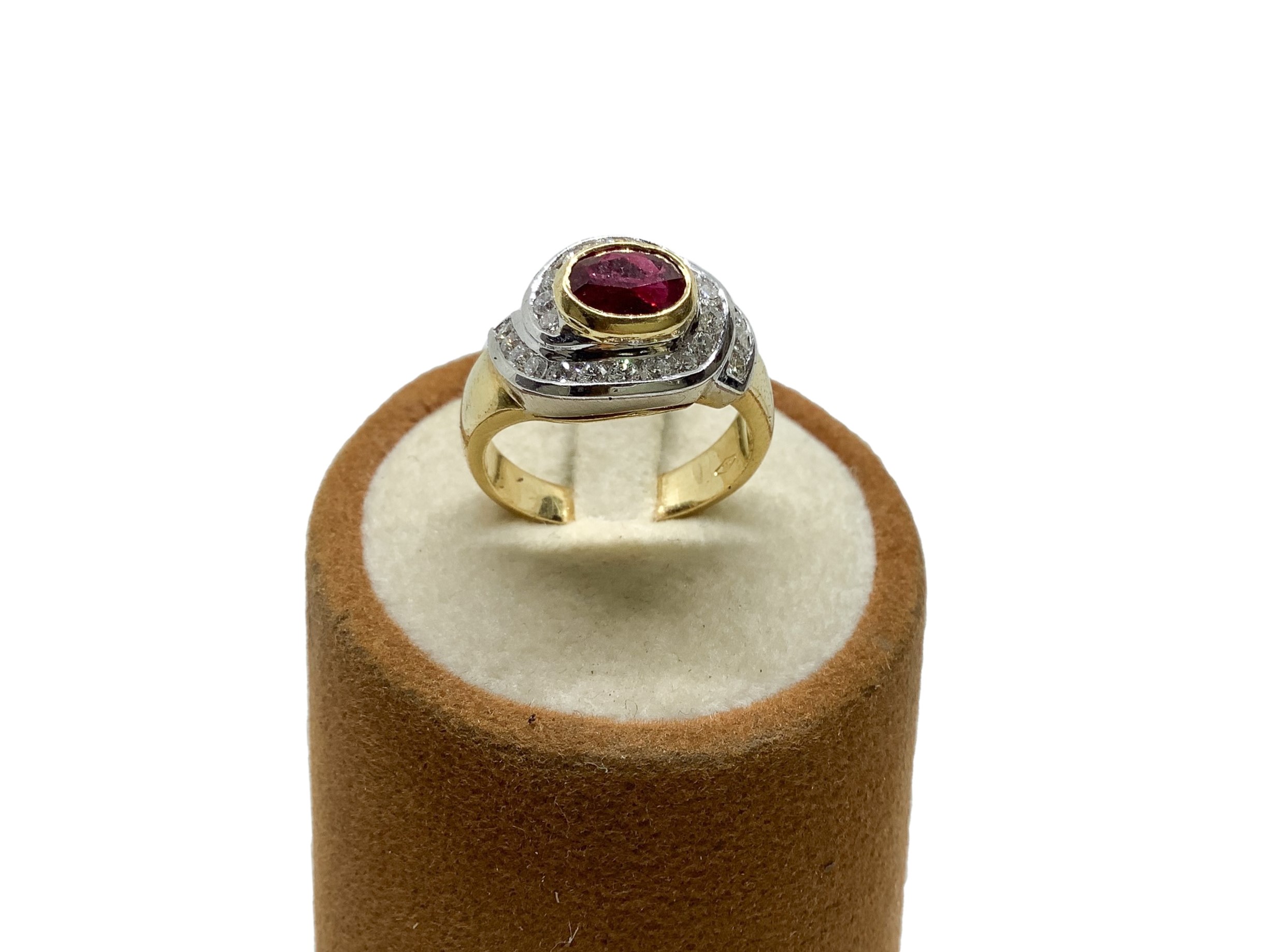 Anello in Oro Giallo e Bianco, Centrale di Rubino e Corona di Brillanti