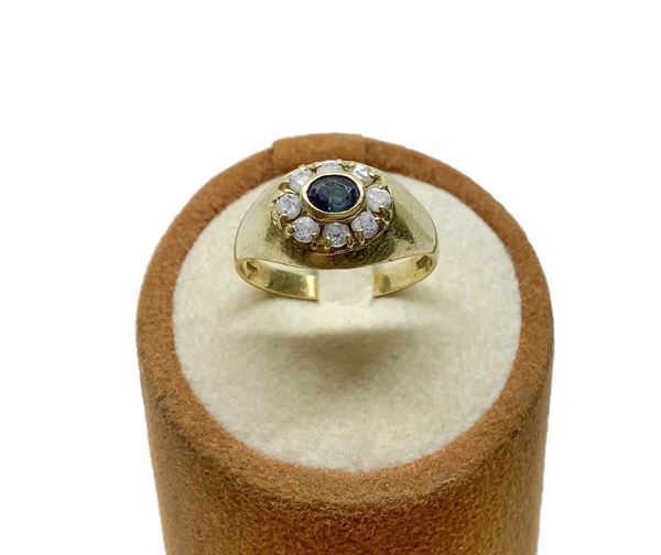Yellow gold ring with sapphire and diamonds