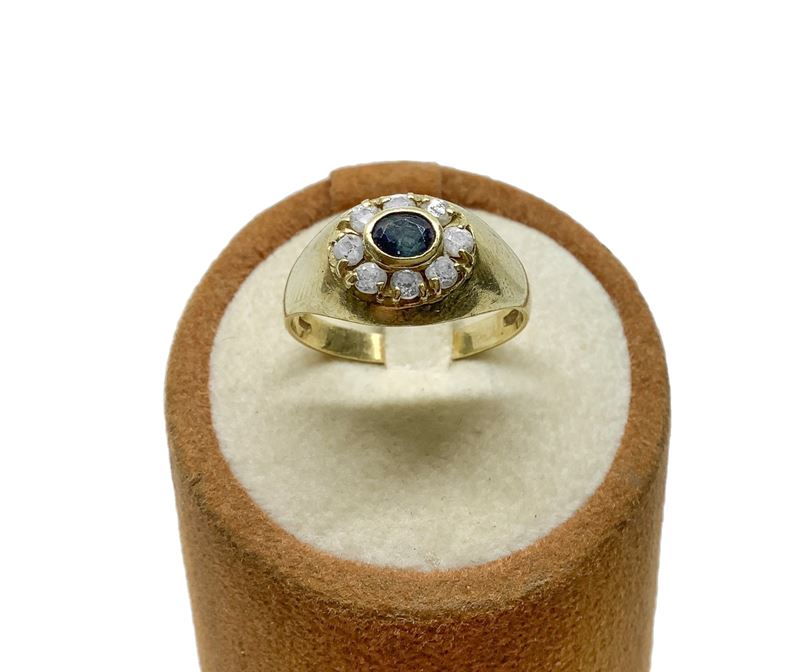 Anello in Oro Giallo con Zaffiro e Diamanti